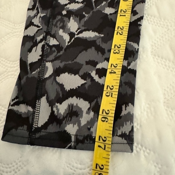 Chicos Zenergy Black/Gray/White Floral Athletic Crop Legging Pant Womens 3 US 16 - Picture 2 of 6